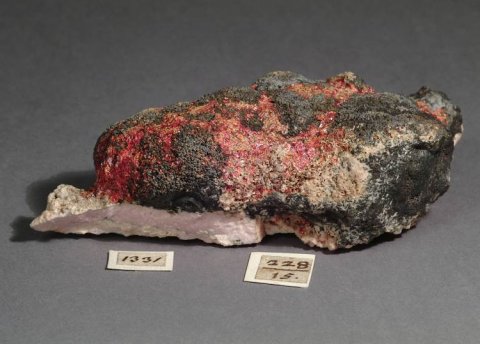 Massive habit (realgar)